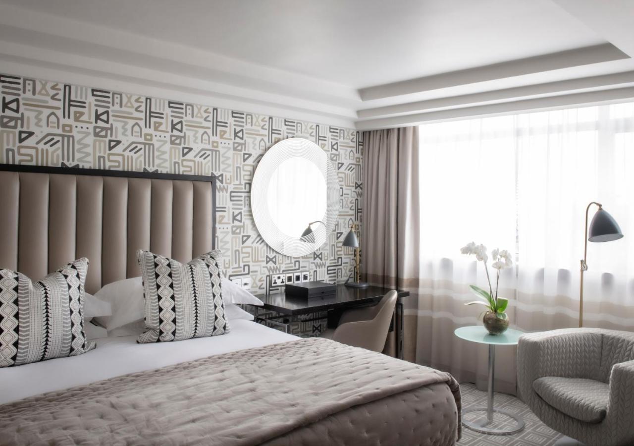 The Marylebone Hotel Londra Esterno foto A bedroom at the hotel