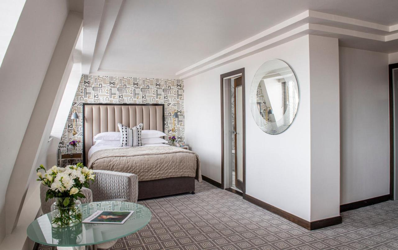 The Marylebone Hotel Londra Esterno foto A bedroom at The Savoy