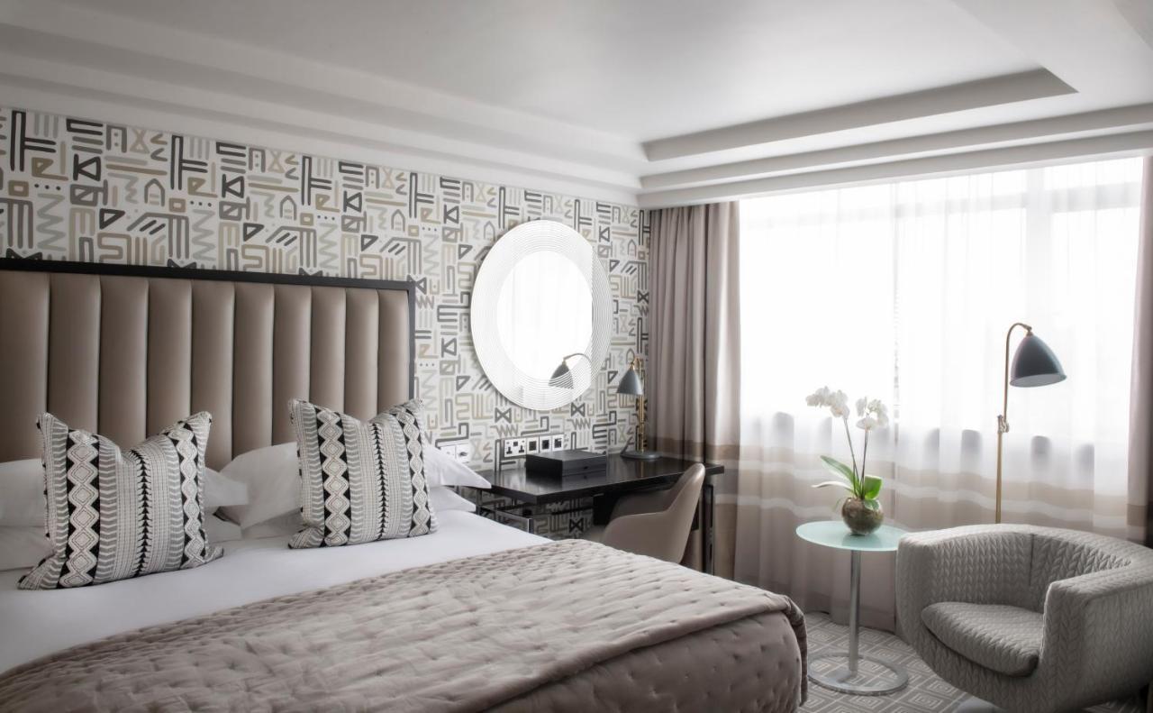 The Marylebone Hotel Londra Esterno foto A bedroom at The Mayfair