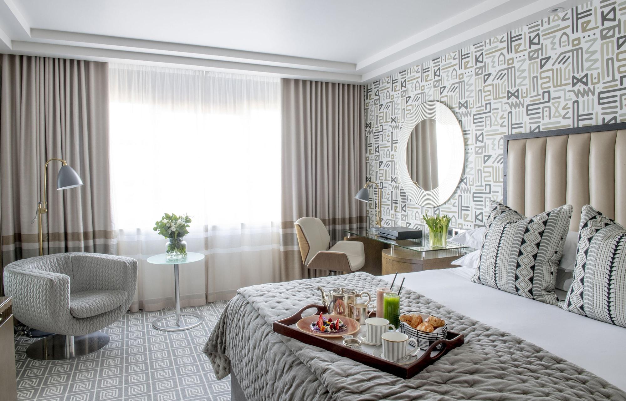 The Marylebone Hotel Londra Esterno foto A bedroom at The Savoy