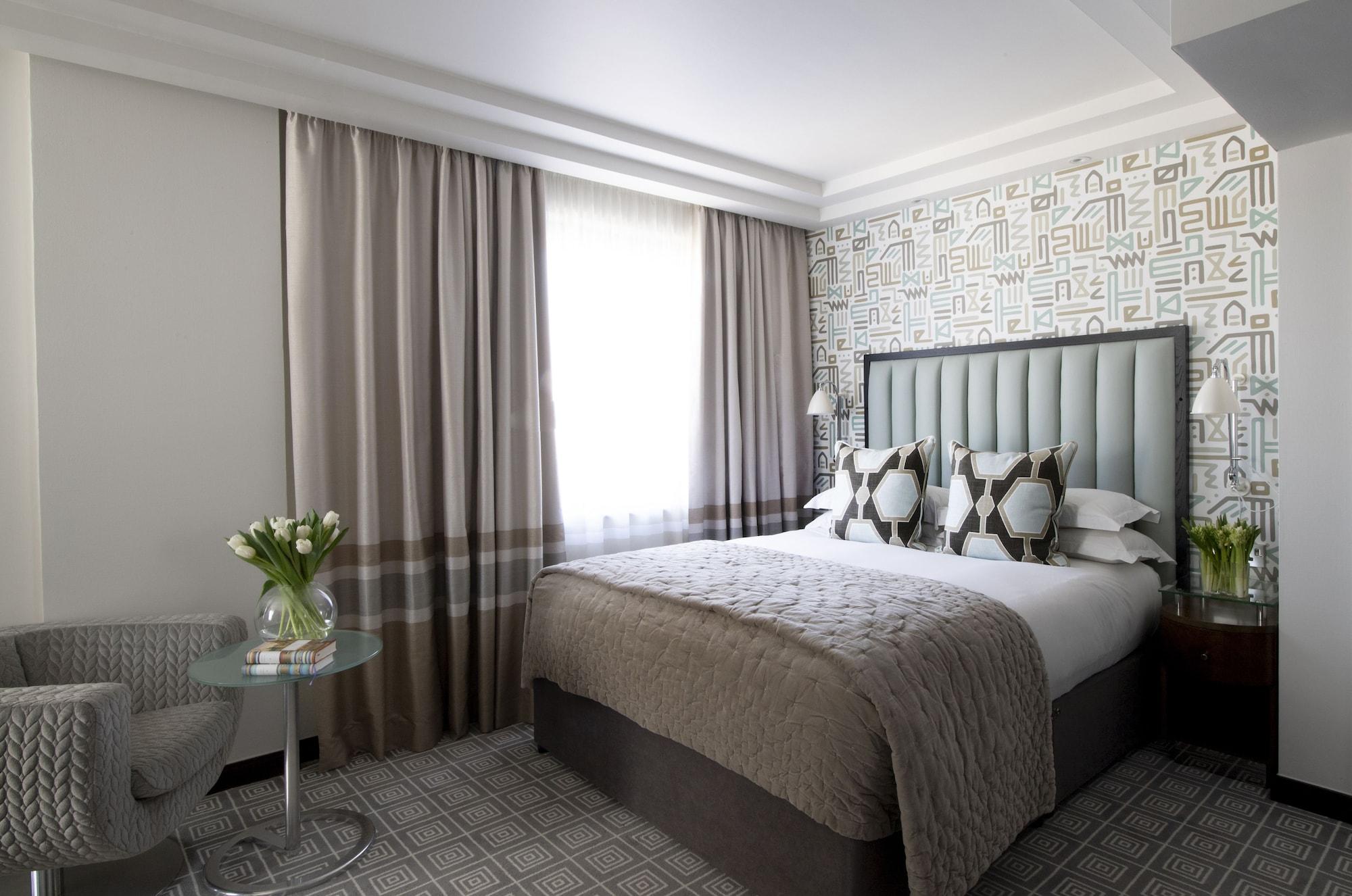 The Marylebone Hotel Londra Esterno foto A bedroom at the hotel