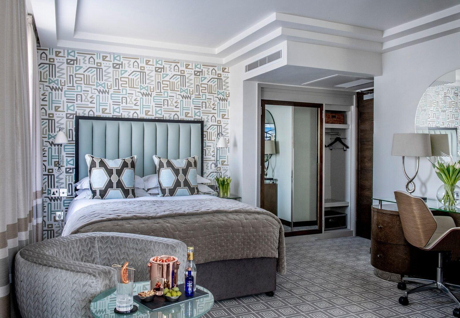 The Marylebone Hotel Londra Esterno foto A bedroom at The Dorchester